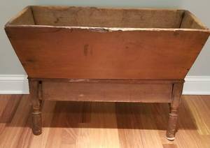 lot 60 image: Antique Lidded Dough Box