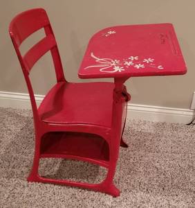 lot 65 image: Sweet Little Red School Desk