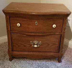 lot 77 image: Sweet Oak 2 Drawer Nightstand