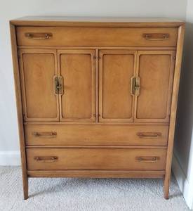 lot 41 image: MCM Drexel Wardrobe Dresser