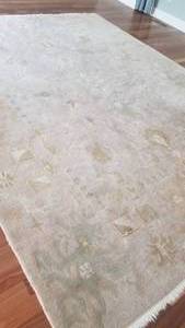 lot 4 image: 100% Wool Tibetian Area Rug  135 x 103
