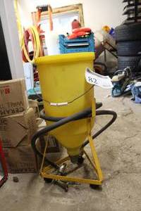lot 82 image: Portable Sand Blaster Air Media 5-Gallon S-35733