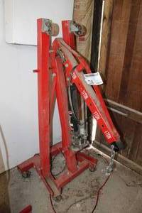 lot 78 image: Torin Big Red Jacks 2-Ton Hydraulic Engine Hoist