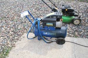 lot 76 image: Blue Max Portable Air Compressor with Air Hose