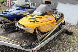lot 72 image: 2000 Bombardier Ski-doo Snowmobile Sled
