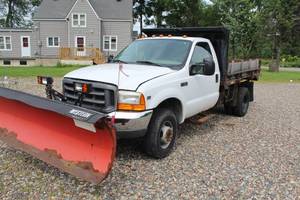 lot 70 image: 2000 Ford F-350 Super Duty XLT 2-Door Plow Truck with Dump Box