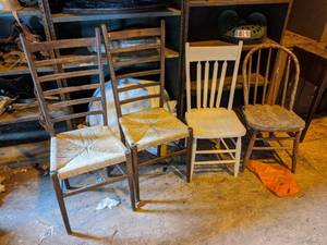 lot 204 image: Lot of 4 Wood Chairs