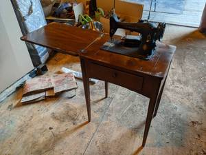 lot 213 image: Electric Singer Sewing Machine in Cabinet