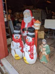 lot 217 image: Lighted Christmas Figures & Light Pole
