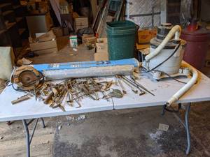 lot 136 image: Small Shop Vac, Adjustable Floor Jack, and Assorted Tools