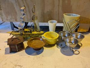 lot 81 image: Lot of Vintage Home Dcor