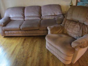 lot 13 image: Lazy Boy Recliner, Barclay Sofa