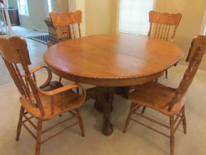 lot 2 image: Round Oak Table & Chairs