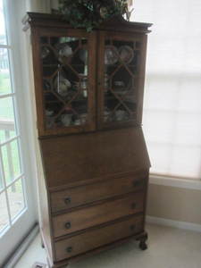 lot 5 image: Dropfront Desk  Curio