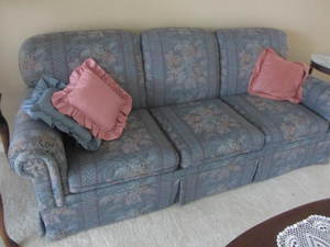 lot 7 image: Flexsteel Sofa