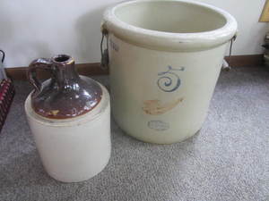 lot 46 image: RW #5 Crock & Lid - both some damage