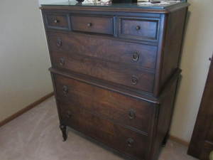 lot 17 image: Rockford Dresser