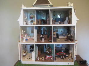 lot 25 image: Victorian Dollhouse