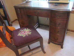 lot 26 image: Desk & Chair