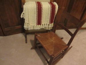 lot 31 image: Antique Sewing Rocker & Quilt Stand