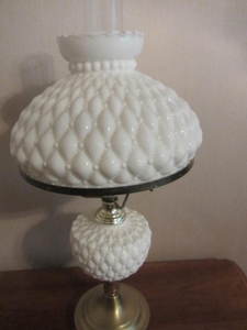 lot 34 image: Vintage Milk Glass Lamp