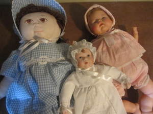 lot 38 image: Dolls - Porcelain & Thumbelina