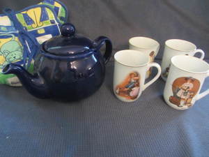 lot 87 image: Teapot & Mugs