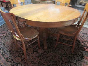 lot 101 image: Round Oak Table & Chairs