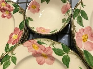 lot 26 image: Desert Rose Franciscan Dinnerware Oddlot