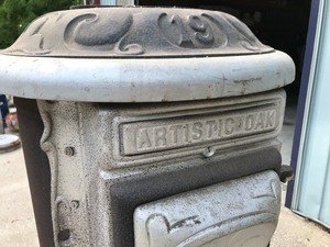 lot 9 image: Antique Potbelly Stove