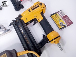 lot 421 image: Stapleguns and Brad Nailers