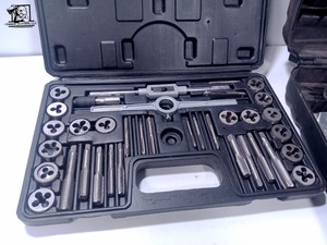 lot 424 image: Craftsman 7.2 Volt EX Drill and Tap and Die Set