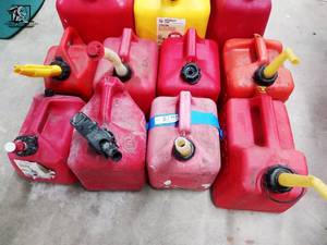lot 449 image: 11 Gas Canisters