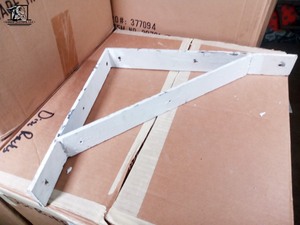 lot 536 image: 3 Large Shelf Brackets and 20 Medium Shelf Brackets