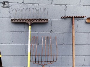 lot 431 image: 3 Metal Rakes and 1 Fork