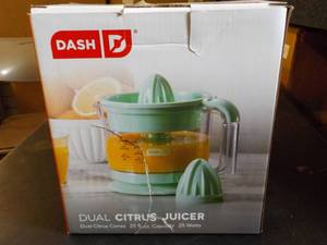 lot 5 image: Dash Dual Citrus Juicer...