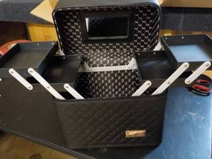 lot 81 image: Sooyee Quilted Cosmetic Case 11 x 9...