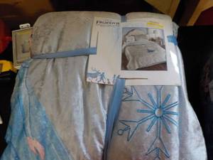 lot 92 image: Frozen II FullQueen Quilt and Sham...