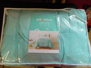 lot 101 image: Pillow Fort Twin Comforter Set...