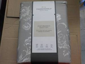 lot 143 image: Threshold Full Size Sheet Set...