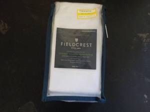 lot 166 image: Fieldcrest Queen Size set of 2 Pill...