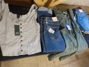 lot 220 image: Lot of Womens Medium Clothes New ...