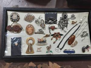 Lot Of Vintage German Pins (Schloss Linderhof), Charms, Misc