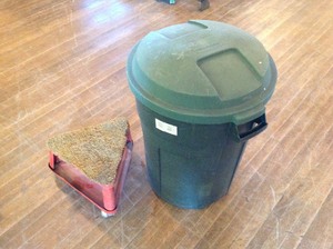 lot 138 image: Rubbermaid 32 gal Trash Can & Shop Stool