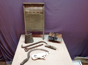 lot 143 image: Vintage Items