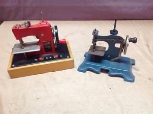 lot 184 image: Toy Sewing Machines