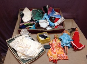 lot 214 image: Dolls & Clothing