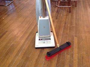 lot 308 image: Vacuum & Broom