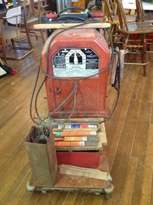 lot 310 image: Lincoln Welder & Rods on Easy to Move Rolling Cart