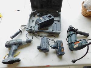 2 Drills2 BatteriesCharger